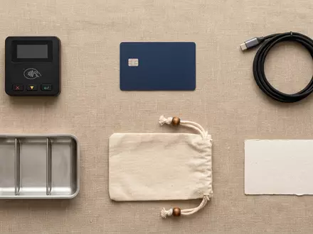 Flatlay-Arrangement rund um Kartenlesegerät zum Thema Square Reader, ISIN US8522341036, weiches Oberlicht - Foto: THN
