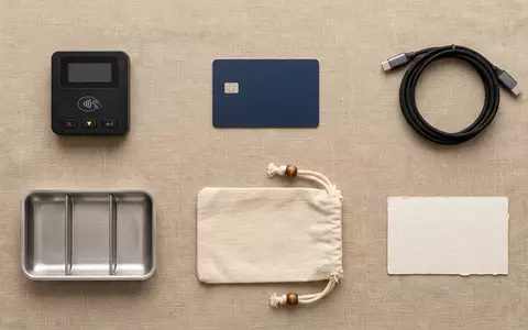 Flatlay-Arrangement rund um Kartenlesegerät zum Thema Square Reader, ISIN US8522341036, weiches Oberlicht - Foto: THN