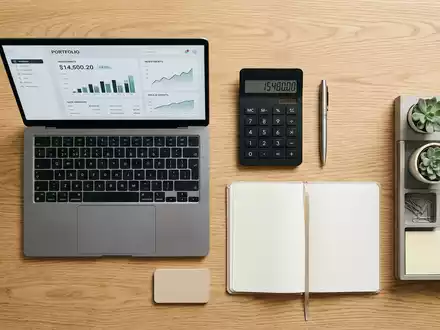 Flatlay-Arrangement rund um Wertpapierdepot zum Thema iShares Core MSCI World, ISIN US09247X1019, weiches Oberlicht - Foto: THN