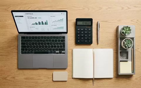 Flatlay-Arrangement rund um Wertpapierdepot zum Thema iShares Core MSCI World, ISIN US09247X1019, weiches Oberlicht - Foto: THN