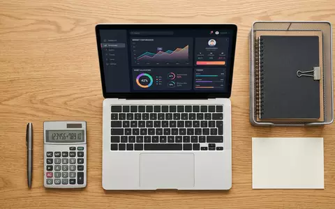 Flatlay-Arrangement rund um Wertpapierdepot zum Thema Consorsbank Depot, ISIN FR0000131104, weiches Oberlicht - Foto: THN