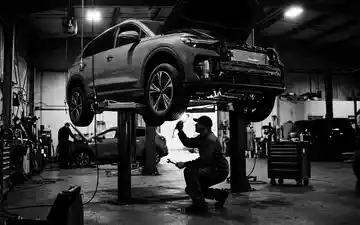 Schwarzweiss-Reportage mit Elektro-SUV zum Thema BMW iX3, ISIN DE0005190003, hoher Kontrast, sachlich dargestellt - Foto: THN