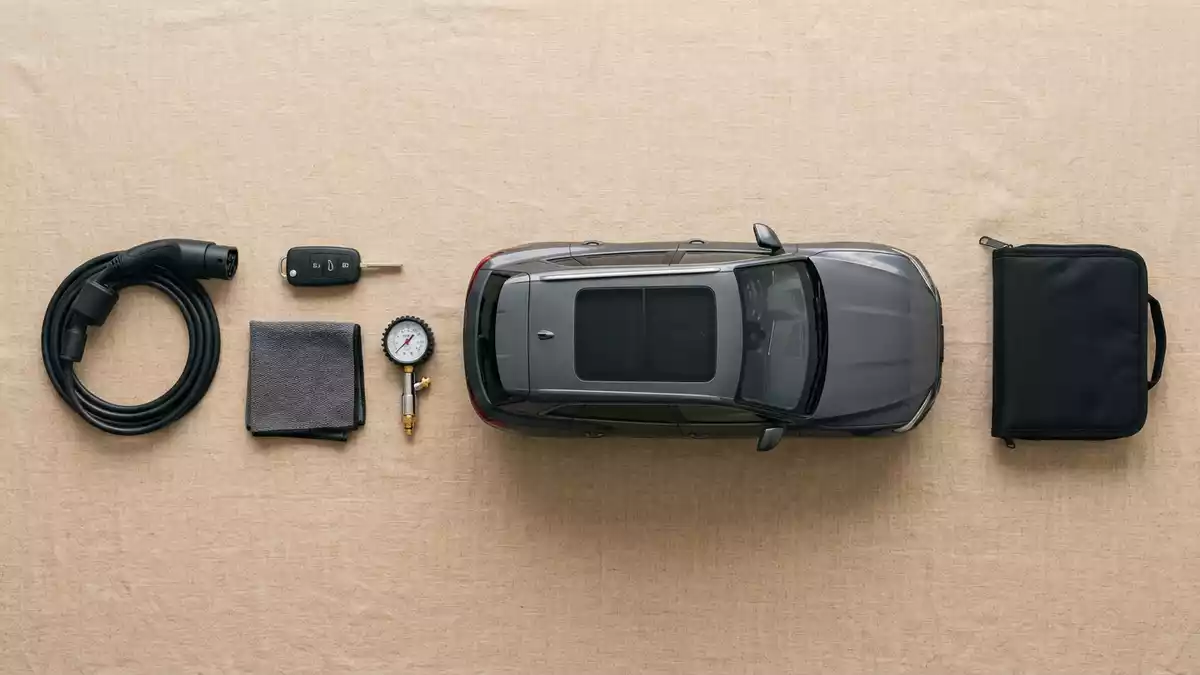 Flatlay-Arrangement rund um Elektro-SUV mit passenden Requisiten von oben, neutral