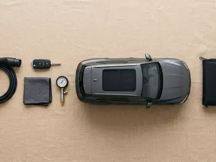 Flatlay-Arrangement rund um Elektro-SUV zum Thema BMW iX3, ISIN DE0005190003, weiches Oberlicht - Foto: THN