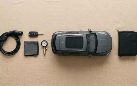 Flatlay-Arrangement rund um Elektro-SUV zum Thema BMW iX3, ISIN DE0005190003, weiches Oberlicht - Foto: THN