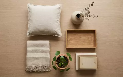 Flatlay-Arrangement rund um Ferienwohnung zum Thema Airbnb Unterkunft, ISIN US0090661010, weiches Oberlicht - Foto: THN