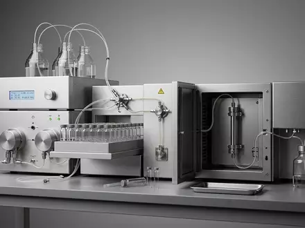 Fotorealistische Studioaufnahme von Chromatograph zum Thema Chromatograph, ISIN US00846U1016, klare Lichtfuehrung, sachlich dargestellt - Foto: THN