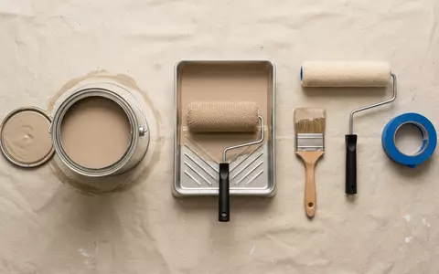 Flatlay-Arrangement rund um Wandfarbe zum Thema Dulux Wandfarbe, ISIN NL0013267909, weiches Oberlicht - Foto: THN