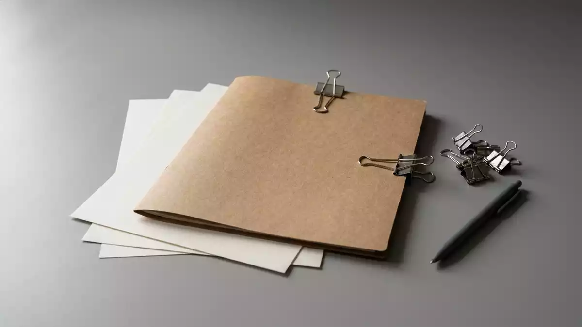 Fotorealistische Studioansicht von Kreditunterlagen in neutraler Produktdarstellung
