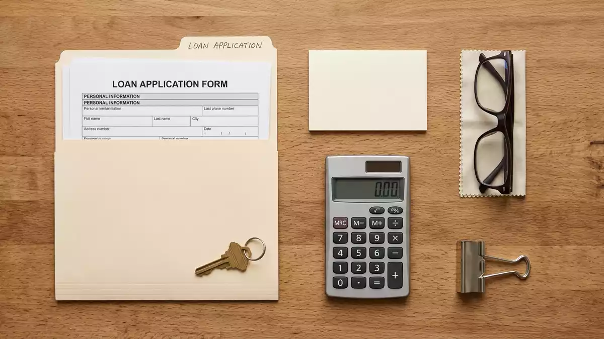 Flatlay-Arrangement rund um Kreditunterlagen mit passenden Requisiten von oben