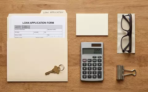 Flatlay-Arrangement rund um Kreditunterlagen zum Thema Deutsche Bank Kredit, ISIN DE0005140008, weiches Oberlicht - Foto: THN
