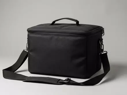 Fotorealistische Studioaufnahme von Lieferdiensttasche zum Thema Foodpanda, ISIN DE000A2E4K43, klare Lichtfuehrung, sachlich dargestellt - Foto: THN
