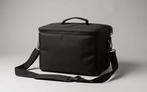 Fotorealistische Studioaufnahme von Lieferdiensttasche zum Thema Foodpanda, ISIN DE000A2E4K43, klare Lichtfuehrung, sachlich dargestellt - Foto: THN
