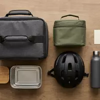 Flatlay-Arrangement rund um Lieferdiensttasche zum Thema Foodpanda, ISIN DE000A2E4K43, weiches Oberlicht, sachlich dargestellt - Foto: THN