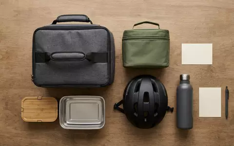 Flatlay-Arrangement rund um Lieferdiensttasche zum Thema Foodpanda, ISIN DE000A2E4K43, weiches Oberlicht, sachlich dargestellt - Foto: THN