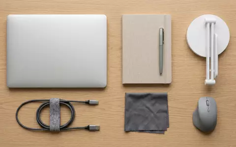 Flatlay-Arrangement rund um Laptop zum Thema Dell XPS 13, ISIN US24703L2025, weiches Oberlicht - Foto: THN
