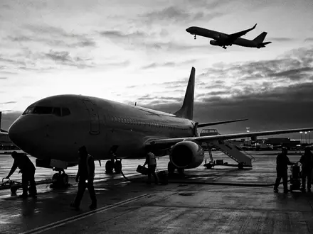 Schwarzweiss-Reportage mit Flugreise zum Thema Delta Flug, ISIN US2473617023, hoher Kontrast, sachlich dargestellt - Foto: THN