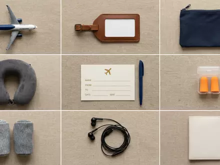 Flatlay-Arrangement rund um Flugreise zum Thema Delta Flug, ISIN US2473617023, weiches Oberlicht - Foto: THN