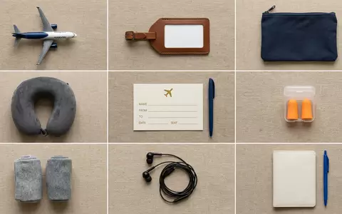 Flatlay-Arrangement rund um Flugreise zum Thema Delta Flug, ISIN US2473617023, weiches Oberlicht - Foto: THN