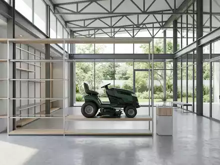 Architektur-Render im Gartenfachhandel mit Rasentraktor zum Thema John Deere Rasentraktor, ISIN US2441991054, neutrales Tageslicht - Foto: THN