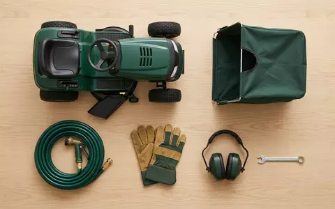 Flatlay-Arrangement rund um Rasentraktor zum Thema John Deere Rasentraktor, ISIN US2441991054, weiches Oberlicht - Foto: THN