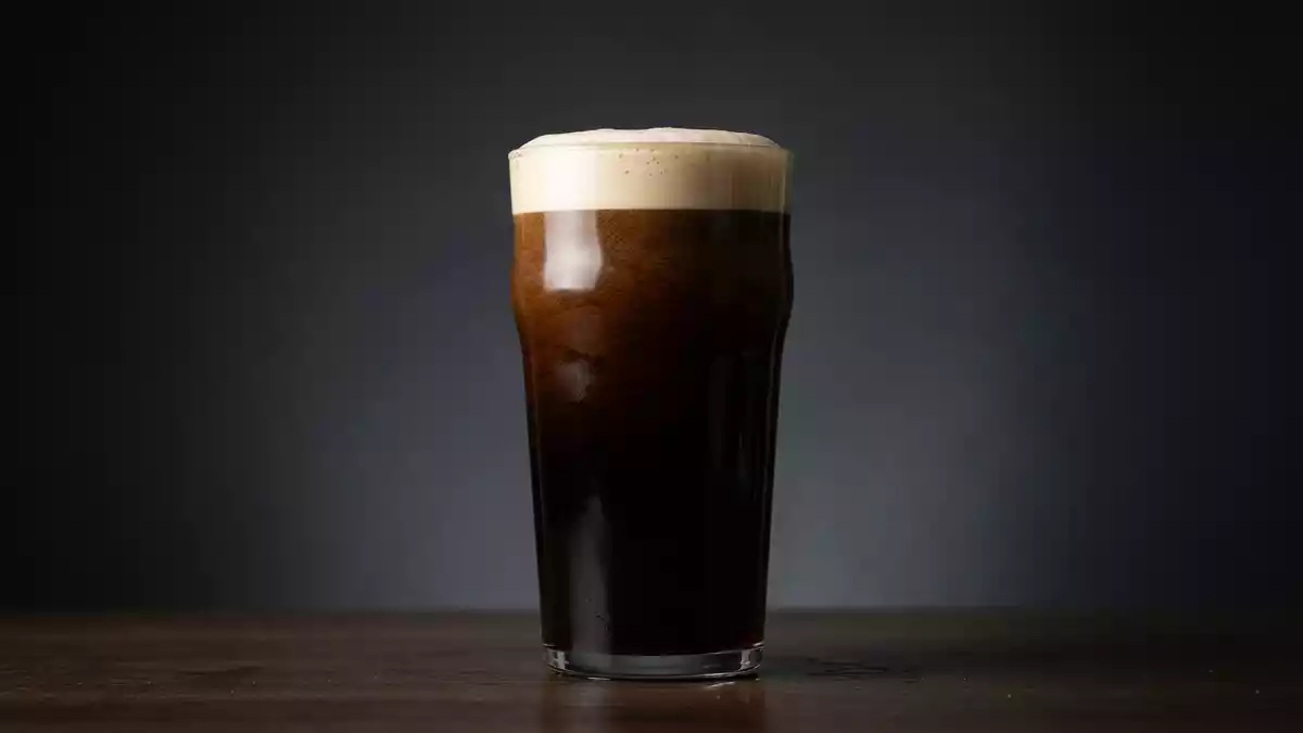 Fotorealistische Studioansicht von Stoutbier in neutraler Produktdarstellung, neutral