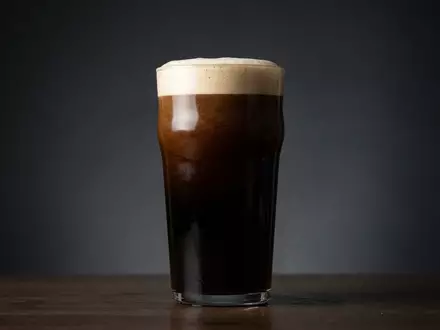 Fotorealistische Studioaufnahme von Stoutbier zum Thema Guinness Draught, ISIN GB0002374006, klare Lichtfuehrung - Foto: THN