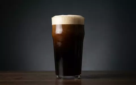 Fotorealistische Studioaufnahme von Stoutbier zum Thema Guinness Draught, ISIN GB0002374006, klare Lichtfuehrung - Foto: THN