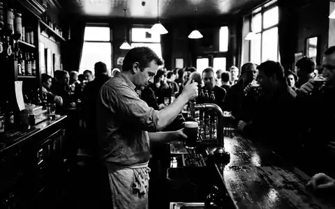 Schwarzweiss-Reportage mit Stoutbier zum Thema Guinness Draught, ISIN GB0002374006, hoher Kontrast, sachlich dargestellt - Foto: THN