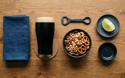 Flatlay-Arrangement rund um Stoutbier zum Thema Guinness Draught, ISIN GB0002374006, weiches Oberlicht - Foto: THN