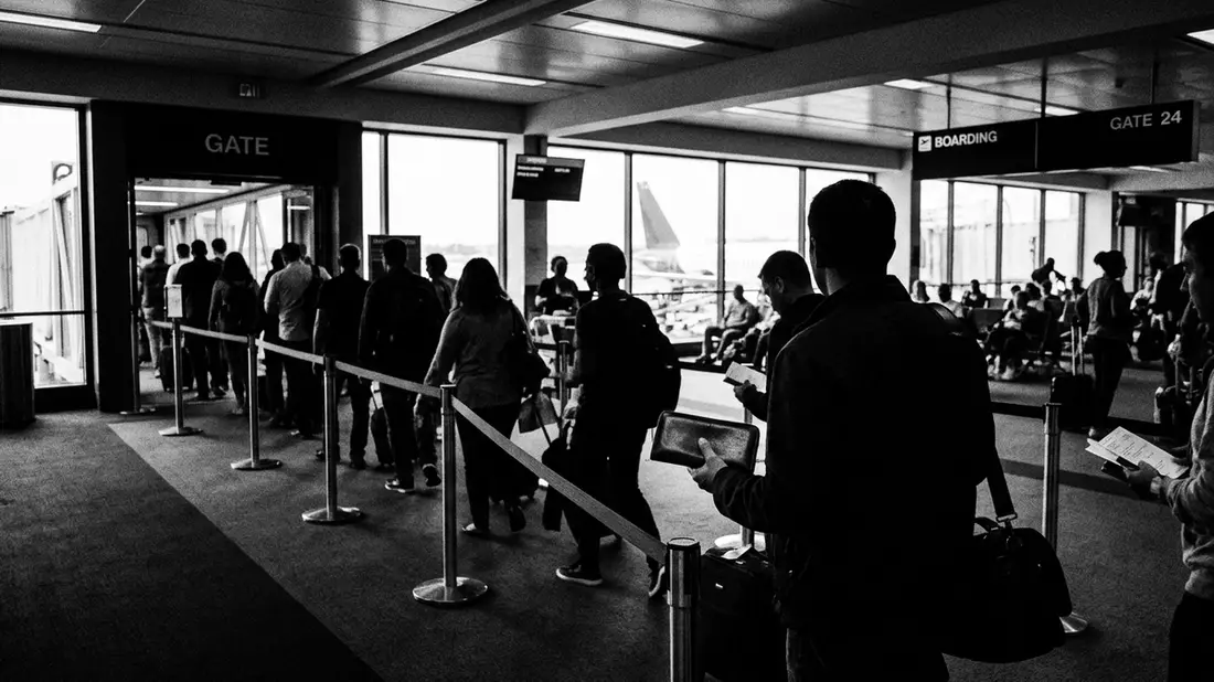 Schwarzweiss-Reportagebild mit Reiseunterlagen in dokumentarischer Arbeitsumgebung