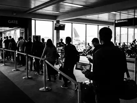 Schwarzweiss-Reportage mit Reiseunterlagen zum Thema Lufthansa Flugticket, ISIN DE0008232125, hoher Kontrast, sachlich dargestellt - Foto: THN