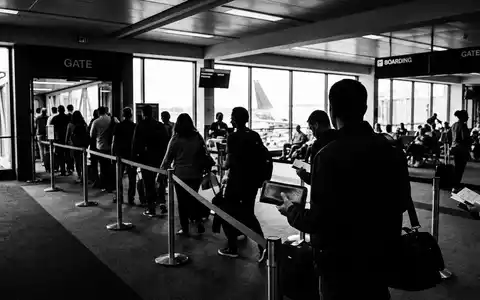 Schwarzweiss-Reportage mit Reiseunterlagen zum Thema Lufthansa Flugticket, ISIN DE0008232125, hoher Kontrast, sachlich dargestellt - Foto: THN