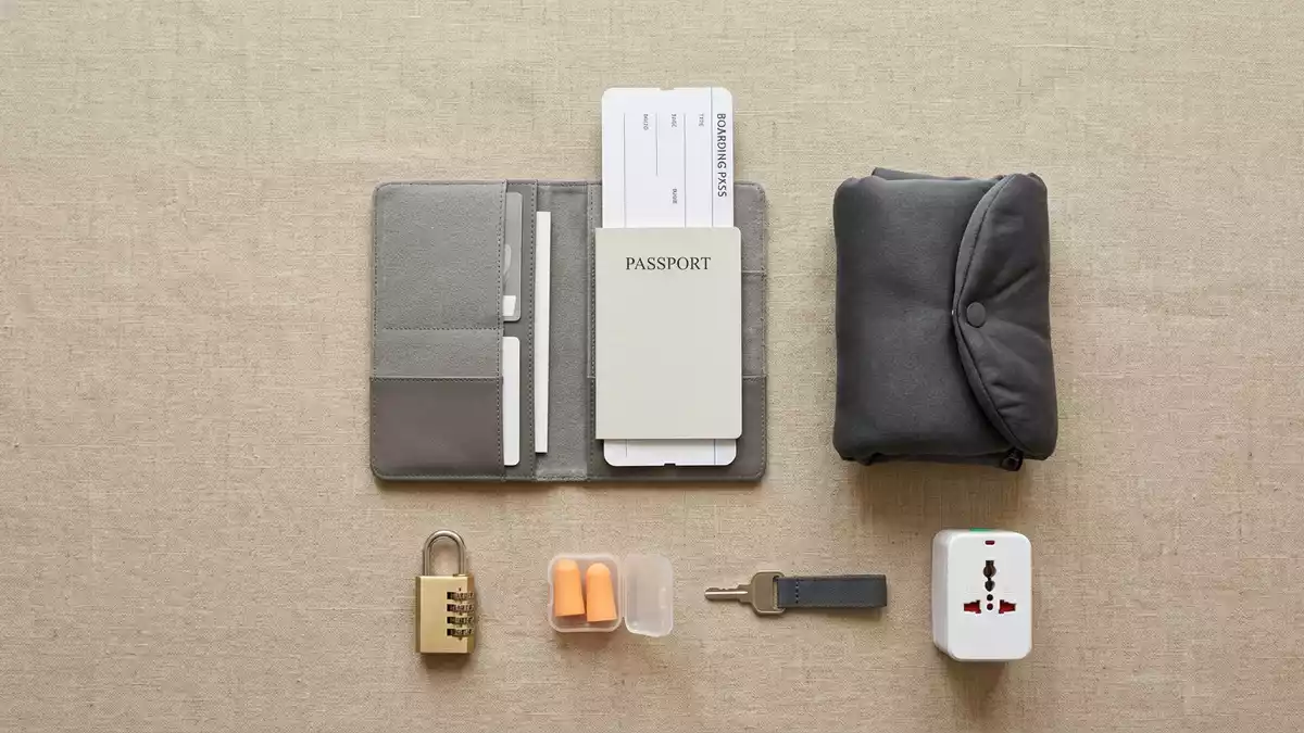 Flatlay-Arrangement rund um Reiseunterlagen mit passenden Requisiten von oben, neutral