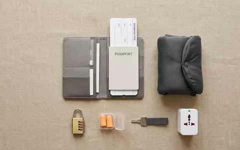 Flatlay-Arrangement rund um Reiseunterlagen zum Thema Lufthansa Flugticket, ISIN DE0008232125, weiches Oberlicht - Foto: THN