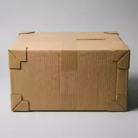 Fotorealistische Studioaufnahme von Versandpaket zum Thema DHL Paket, ISIN DE0005552004, klare Lichtfuehrung - Foto: THN