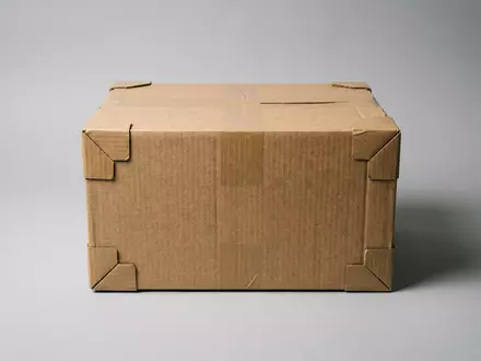 Fotorealistische Studioaufnahme von Versandpaket zum Thema DHL Paket, ISIN DE0005552004, klare Lichtfuehrung - Foto: THN