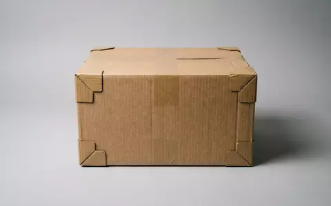 Fotorealistische Studioaufnahme von Versandpaket zum Thema DHL Paket, ISIN DE0005552004, klare Lichtfuehrung - Foto: THN