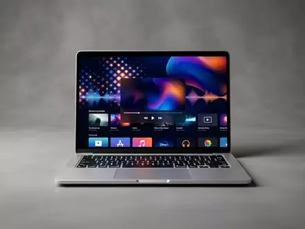 Fotorealistische Studioaufnahme von Streaming-Laptop zum Thema MagentaTV, ISIN DE0005557508, klare Lichtfuehrung, sachlich dargestellt - Foto: THN