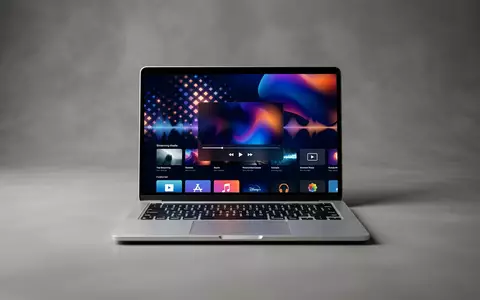 Fotorealistische Studioaufnahme von Streaming-Laptop zum Thema MagentaTV, ISIN DE0005557508, klare Lichtfuehrung, sachlich dargestellt - Foto: THN