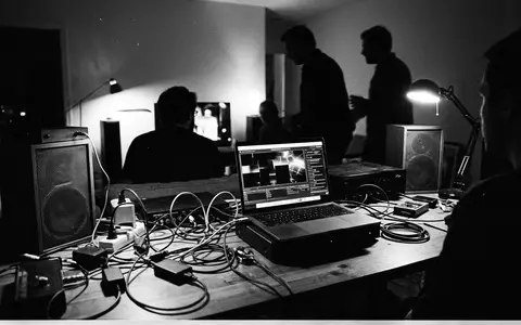 Schwarzweiss-Reportage mit Streaming-Laptop zum Thema MagentaTV, ISIN DE0005557508, hoher Kontrast, sachlich dargestellt - Foto: THN