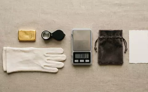 Flatlay-Arrangement rund um Goldbarren zum Thema Xetra Gold, ISIN DE0005810055, weiches Oberlicht - Foto: THN