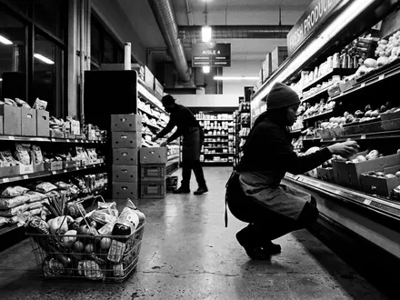 Schwarzweiss-Reportage mit Lebensmittelmarkt zum Thema Carrefour Market, ISIN FR0000120172, hoher Kontrast, sachlich dargestellt - Foto: THN