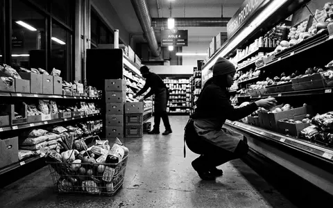 Schwarzweiss-Reportage mit Lebensmittelmarkt zum Thema Carrefour Market, ISIN FR0000120172, hoher Kontrast, sachlich dargestellt - Foto: THN
