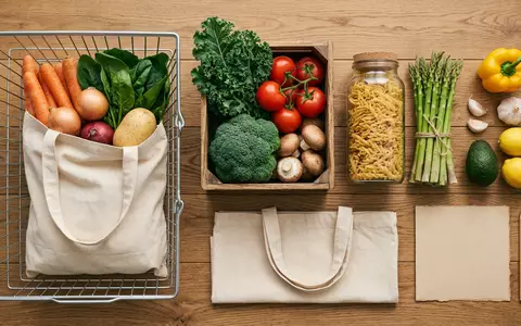 Flatlay-Arrangement rund um Lebensmittelmarkt zum Thema Carrefour Market, ISIN FR0000120172, weiches Oberlicht - Foto: THN