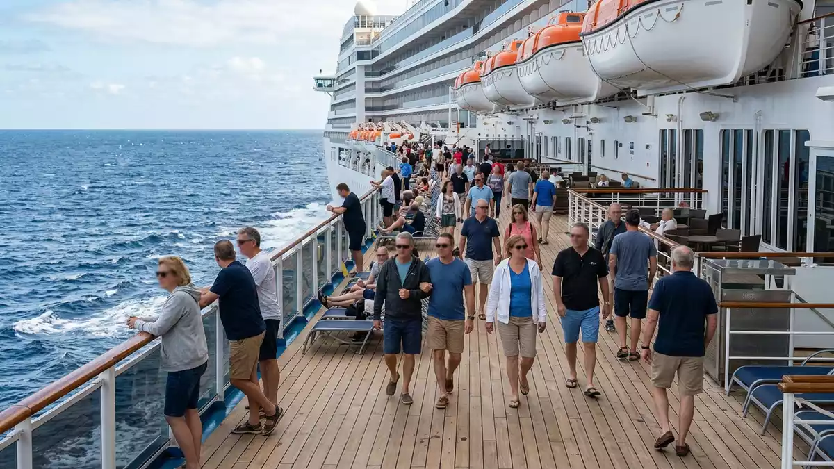 Fotorealistische Ansicht von Kreuzfahrtschiff auf See in realer Umgebung, neutral