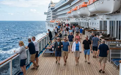 Fotorealistische Aufnahme von Kreuzfahrtschiff auf See zum Thema AIDA Kreuzfahrt, ISIN PA1436583006, natuerliches Licht - Foto: THN