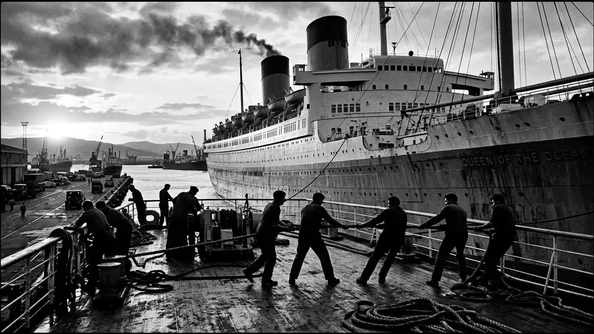 Schwarzweiss-Reportagebild mit Kreuzfahrtschiff in dokumentarischer Arbeitsumgebung
