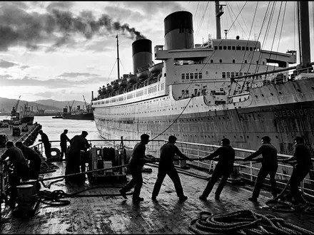 Schwarzweiss-Reportage mit Kreuzfahrtschiff zum Thema AIDA Kreuzfahrt, ISIN PA1436583006, hoher Kontrast, sachlich dargestellt - Foto: THN