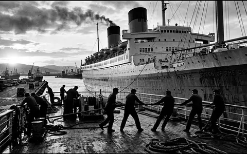 Schwarzweiss-Reportage mit Kreuzfahrtschiff zum Thema AIDA Kreuzfahrt, ISIN PA1436583006, hoher Kontrast, sachlich dargestellt - Foto: THN
